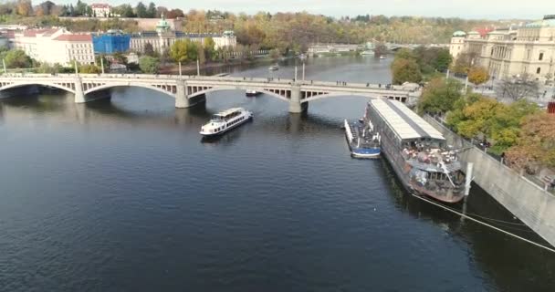 プラハ、カレル橋、カレル橋に観光客に上からパノラマ ビュー — ストック動画