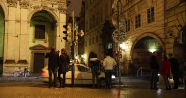 Gece Prag, bir gece sokak, insanlar üzerinde kentsel trafik arası otoyol, Prag Kalesi, timelapse, Prag
