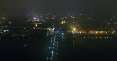 Prag, eski şehir için hava panoramik görünümü ve Charles Köprüsü, gece şehrin, Prag ışıkları gece Panoraması