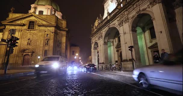 Natt Prag, stadstrafik på en natt street, människor korsar den highway, Prague Castle, timelapse, Prag — Stockvideo