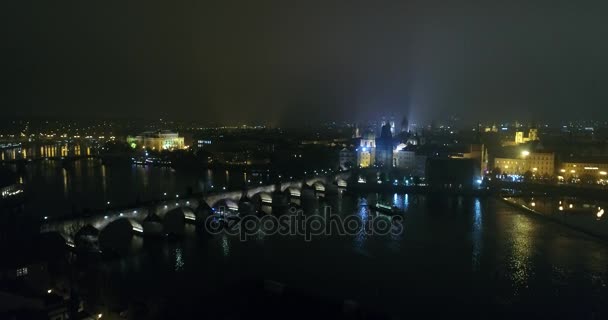 布拉格夜景全景, 从空气到老城和查理大桥的全景, 布拉格夜景的灯光 — 图库视频影像