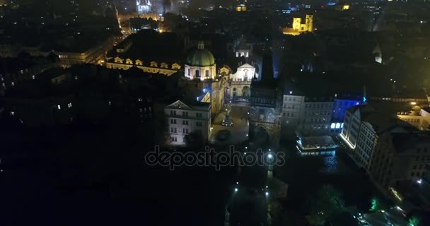 Ніч Панорама Празького, панорамний вид з повітря до Старого міста і Карлів міст, вогнями нічного міста — стокове відео