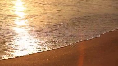 Şafakta, deniz, deniz plaj, turuncu güneş ışığı, plaj ve deniz günbatımı, günbatımı, şafakta denizde, gün batımı, güneş yansıma su sunrise sabah tropik sahilde dalgalar