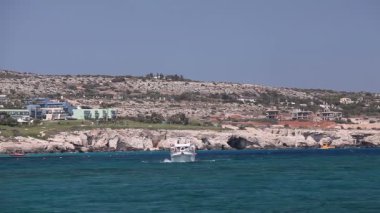 Taş deniz Körfezi ve köpüklü su yüzeyi arka plan, Lüks Yatlar ile deniz kıyısı sahilinde, sıçramasına dalgalar