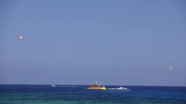 Sarı zevk tekne deniz, deniz, deniz Resort, zevk tekne ile şeffaf bir alt sarı denizaltı