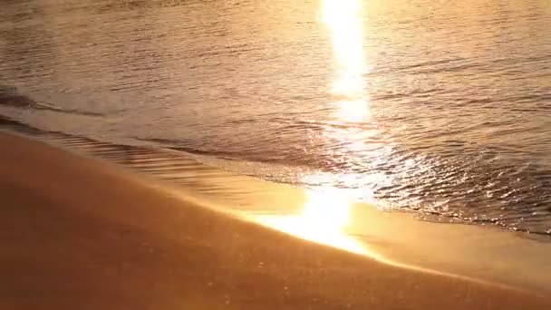 Golven op het strand in de tropen bij dageraad, ochtend op zee en zonsopgang op de zee strand oranje zonlicht, strand en zee zonsondergang, zee bij zonsondergang, bij zonsopgang, zonsondergang, zonne-reflectie op water — Stockvideo