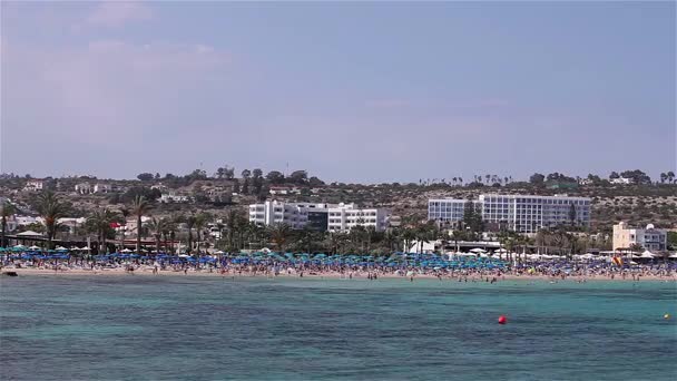 Chipre, Ayia Napa, Sea Resort, descansar na praia do mar, as pessoas se banham e tomar sol na praia do mar — Vídeo de Stock