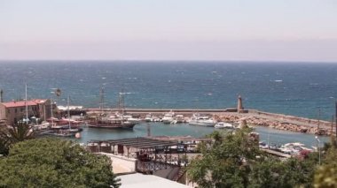Liman ve Ortaçağ Kalesi Girne şehir, Kıbrıs, doğal görünümünü Girne, eski liman. Küçük gemiler için defne, Park zevk tekneleri ve Yelkenli Yatlar, Kuzey Kıbrıs Türk Cumhuriyeti, görüntülemek yukarıdan