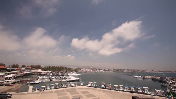 Chipre, Grécia, Barcos de recreio e barcos de pesca no porto, barcos de pesca perto do cais, estacionamento de barco, Um número de barcos de pesca estacionar perto do cais no porto, Panorama, vista superior, turismo — Vídeo de Stock