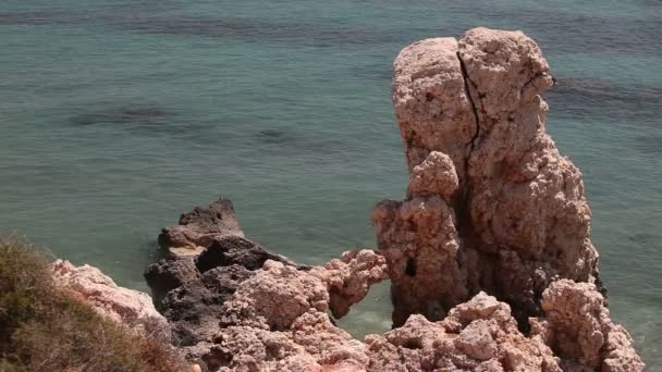阿芙罗狄蒂的水池, 岩石海滩高峭壁蓝天和海, 海海岸与岩石, 没人 — 图库视频影像
