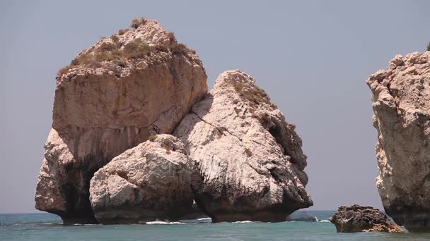 Grecia, Chipre, la piscina de Afrodita, Rocas sobresalen del agua del mar, Costa del mar con rocas, Roca que sobresale verticalmente del agua — Vídeo de stock