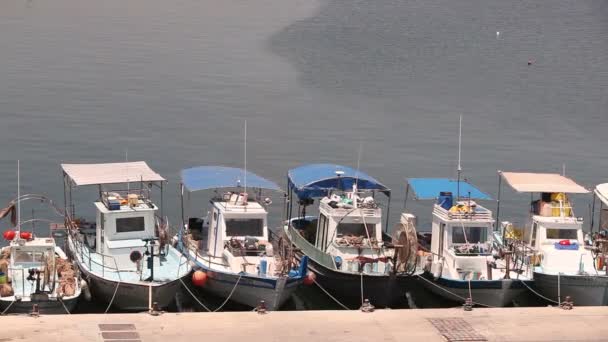 Chipre, Grécia, Barcos de recreio e barcos de pesca no porto, barcos de pesca perto do cais, estacionamento de barco, Um número de barcos de pesca estacionar perto do cais no porto, Panorama, vista superior, turismo — Vídeo de Stock