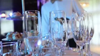 Düzenlenmiş şarap gözlük, bir Restoran, tabloda Ziyafet Ziyafet tablo, yeni yıl, yılbaşı boş gözlük garsondurlar