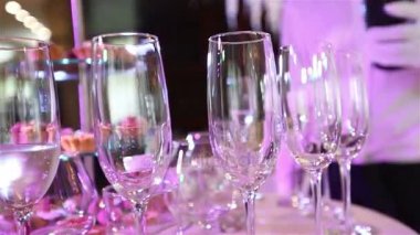 Düzenlenmiş şarap gözlük, bir Restoran, tabloda Ziyafet Ziyafet tablo, yeni yıl, yılbaşı boş gözlük garsondurlar