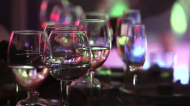 Cam gözlük'de bir tabloda bir Restoran, sahne aydınlatma, arka planda, karanlık, sığ derinlik-in tarla, yakın çekim