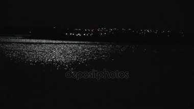 Ayışığı su, su ay yolda, bir deniz ay yolda, gece gökyüzünde ay, gece gökyüzünde parlak bir ay, arka plan karşı