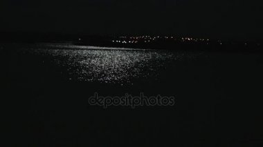 Ayışığı su, su ay yolda, bir deniz ay yolda, gece gökyüzünde ay, gece gökyüzünde parlak bir ay, arka plan karşı