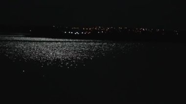 Ayışığı su, su ay yolda, bir deniz ay yolda, gece gökyüzünde ay, gece gökyüzünde parlak bir ay, arka plan karşı