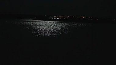 Ayışığı su, su ay yolda, bir deniz ay yolda, gece gökyüzünde ay, gece gökyüzünde parlak bir ay, arka plan karşı