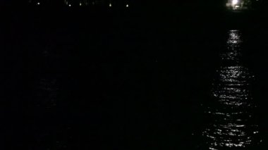 Ayışığı su, su ay yolda, bir deniz ay yolda, gece gökyüzünde ay, gece gökyüzünde parlak bir ay, arka plan karşı