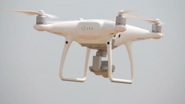 Beyaz quadrupter yüzer hava, quadrocopter sinekler, dönen Pervaneler, zemin hovering quadrocopter