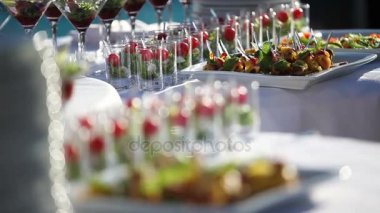 Adam meze yayılmış bir kokteyl saat üzerinden kapmak.