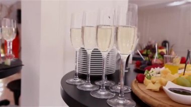 Kristal gözlük, Restoran iç, açık büfe tablo, garson olarak şampanya şampanya bardağı, bir lokantada garson olarak dökülen garson dökülen beyaz eldivenler, yakın çekim