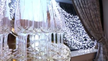 Tablo, Satır tablosundaki alan sığ derinliği şarap gözlük boyunca fotoğraf makinesinin hareketi gözlük büfe, bir şişe şampanya, restoran tasarımı, iç, iç, pürüzsüz