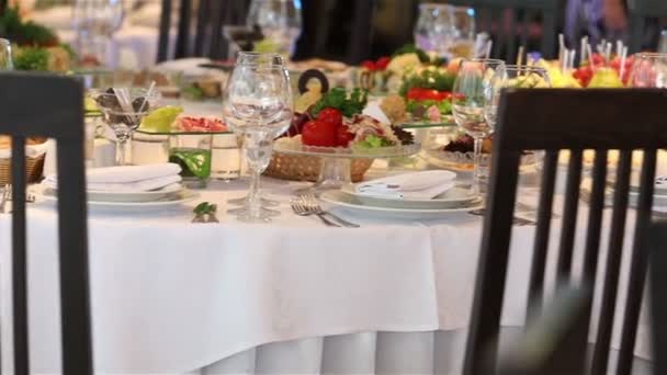 Mesa de banquete con decoración, el camarero abre una botella de vino, un banquete en un restaurante, interior del restaurante, decoración navideña del restaurante, decoración de la sala de banquetes — Vídeo de stock