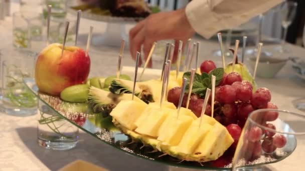 不同的新鲜水果在婚礼自助餐桌。水果和浆果婚礼餐桌装饰。婚礼, 新年, 圣诞餐桌装饰. — 图库视频影像