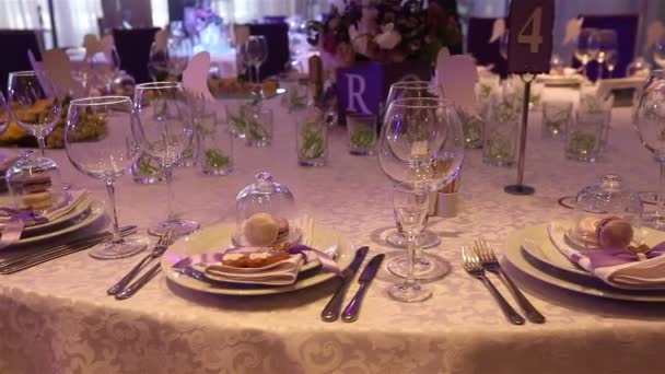 Mesa de banquete con decoración, el camarero abre una botella de vino, un banquete en un restaurante, interior del restaurante, decoración navideña del restaurante, decoración de la sala de banquetes — Vídeos de Stock