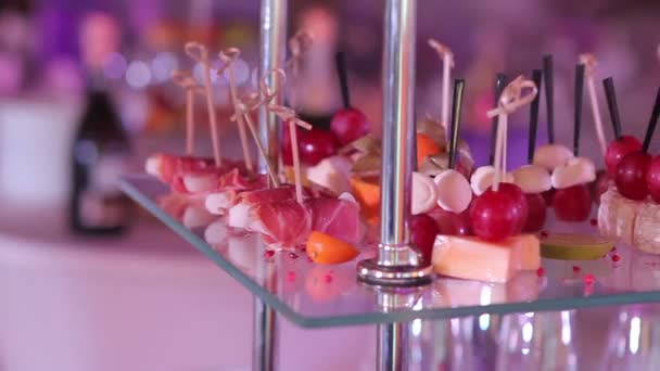 Buffet con aperitivos, Cóctel, aperitivos y alcohol en el buffet, bebidas en la mesa, gourmet, en el interior, primer plano — Vídeos de Stock