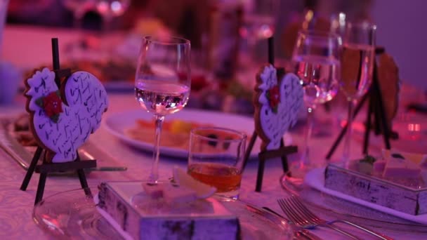Шведский стол с закусками, коктейль, закуски и алкоголь в буфете, напитки на столе, изысканные блюда, в помещении, крупным планом — стоковое видео