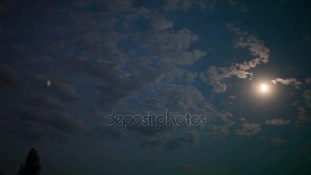Gece gökyüzü, bulutlar arka planı parlak bir ay gece gökyüzünde hareket parlak ay, gece gökyüzünde dolunay — Stok video