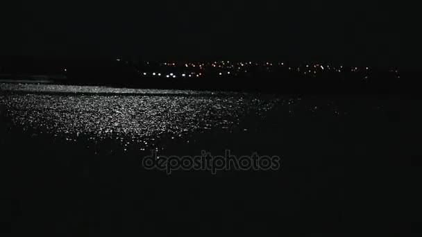 Luz de luna en el agua, pista de luna en el agua, una pista de luna en el mar, luna en el cielo nocturno, cielo nocturno contra una luna brillante, fondo — Vídeos de Stock