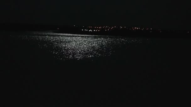 Luz de luna en el agua, pista de luna en el agua, una pista de luna en el mar, luna en el cielo nocturno, cielo nocturno contra una luna brillante, fondo — Vídeos de Stock