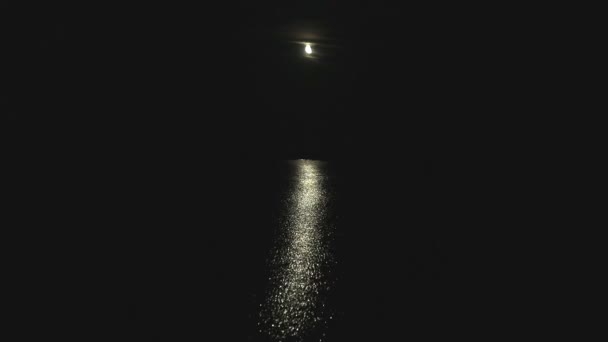 Лунный свет на воде, лунный след на воде, лунный след на море, луна в ночном небе, ночное небо на фоне яркой луны, фон — стоковое видео