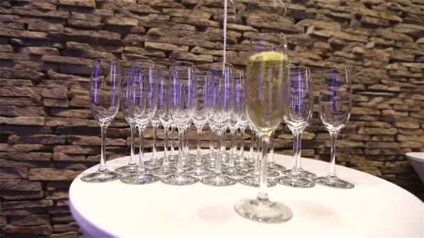 Champagne in wijnglas, in een restaurant, Restaurant interieur, ontbijtbuffet tabel, close-up — Stockvideo