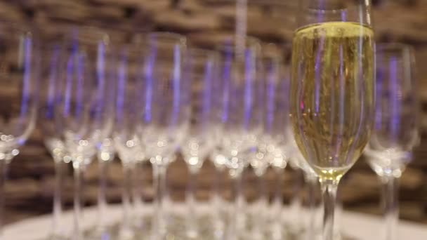 Champagne in bicchiere di vino, in un ristorante, Ristorante interno, tavolo a buffet, primo piano — Video Stock