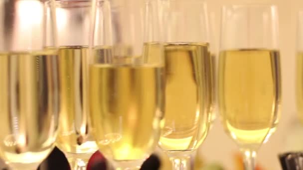 Champagne in wijnglas, in een restaurant, Restaurant interieur, ontbijtbuffet tabel, close-up — Stockvideo