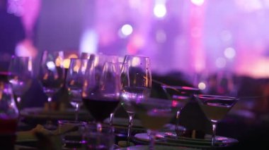 Yemek Masası, gözlük ve Noel dekoratif mum Mumlar üzerinde tablo, beyaz balmumu candleswith cam şamdan, mum ile cam şamdan, Restoran, iç mekan, yakın çekim