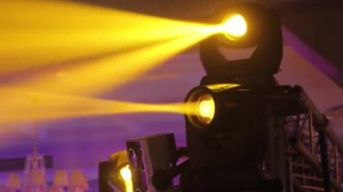 Sahne ışıkları sis ile konser, sahne ışıkları aydınlatma konser sahne, sahne, yeni yıl partisi, Noel, yılbaşı tatil aydınlatma eğlence konser bir konsol