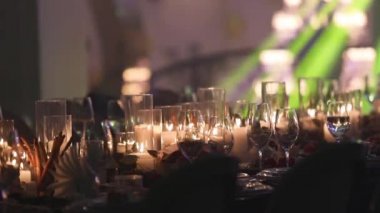Yemek Masası, gözlük ve Noel dekoratif mum Mumlar üzerinde tablo, beyaz balmumu candleswith cam şamdan, mum ile cam şamdan, Restoran, iç mekan, yakın çekim