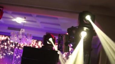 Sahne ışıkları sis ile konser, sahne ışıkları aydınlatma konser sahne, sahne, yeni yıl partisi, Noel, yılbaşı tatil aydınlatma eğlence konser bir konsol