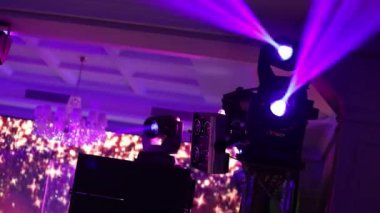 Sahne ışıkları sis ile konser, sahne ışıkları aydınlatma konser sahne, sahne, yeni yıl partisi, Noel, yılbaşı tatil aydınlatma eğlence konser bir konsol