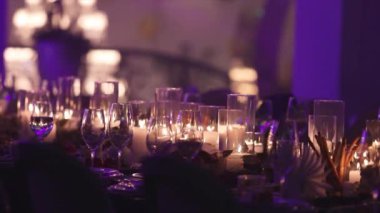 Yemek Masası, gözlük ve Noel dekoratif mum Mumlar üzerinde tablo, beyaz balmumu candleswith cam şamdan, mum ile cam şamdan, Restoran, iç mekan, yakın çekim
