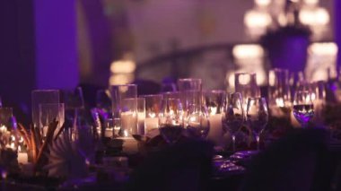 Yemek Masası, gözlük ve Noel dekoratif mum Mumlar üzerinde tablo, beyaz balmumu candleswith cam şamdan, mum ile cam şamdan, Restoran, iç mekan, yakın çekim
