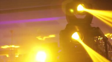 Sahne ışıkları sis ile konser, sahne ışıkları aydınlatma konser sahne, sahne, yeni yıl partisi, Noel, yılbaşı tatil aydınlatma eğlence konser bir konsol