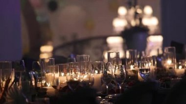 Yemek Masası, gözlük ve Noel dekoratif mum Mumlar üzerinde tablo, beyaz balmumu candleswith cam şamdan, mum ile cam şamdan, Restoran, iç mekan, yakın çekim
