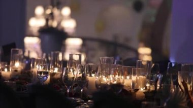 Yemek Masası, gözlük ve Noel dekoratif mum Mumlar üzerinde tablo, beyaz balmumu candleswith cam şamdan, mum ile cam şamdan, Restoran, iç mekan, yakın çekim